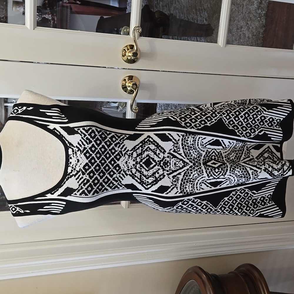 Love, Fire Black White Patterned Sweater Dress Sleeveless Fit Flare Scoop M NEW